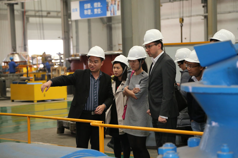 风投考察团参观德赢VWIN生产车间