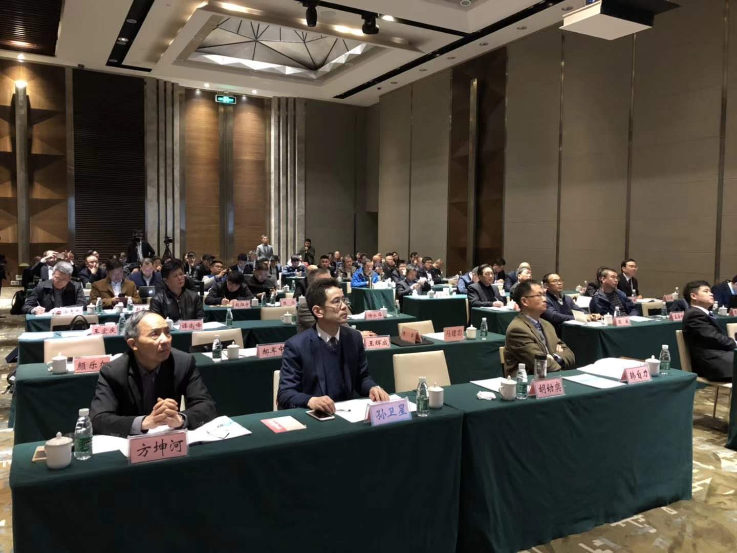 德赢VWIN股份出席铁路工程高品质机制砂制造技术交流大会并发表主题演讲