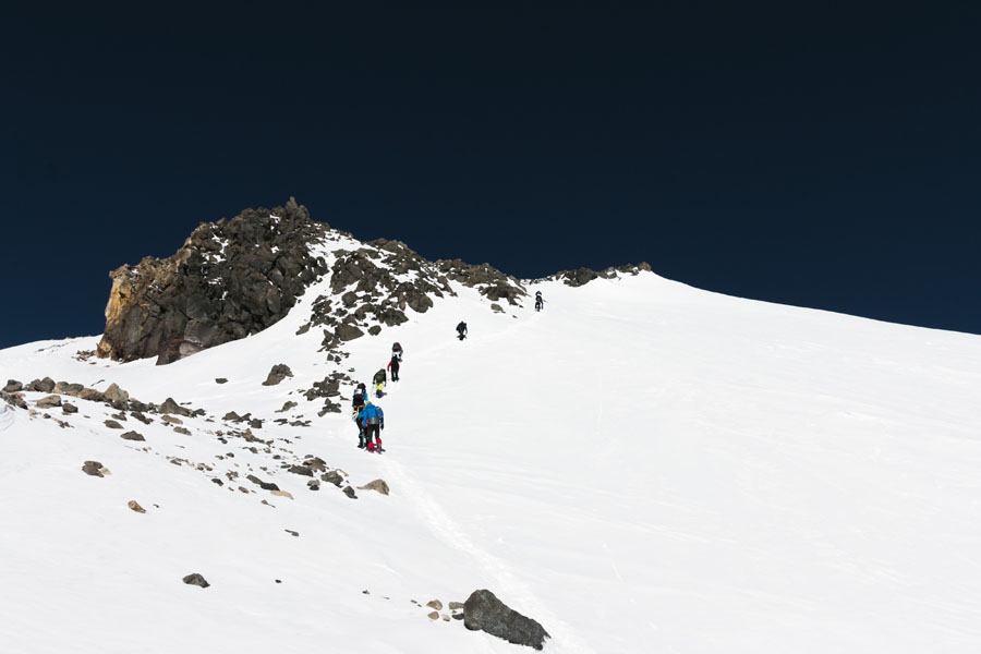 骄傲!德赢VWIN股份欧洲员工勇攀欧洲第一峰-厄尔布鲁士峰