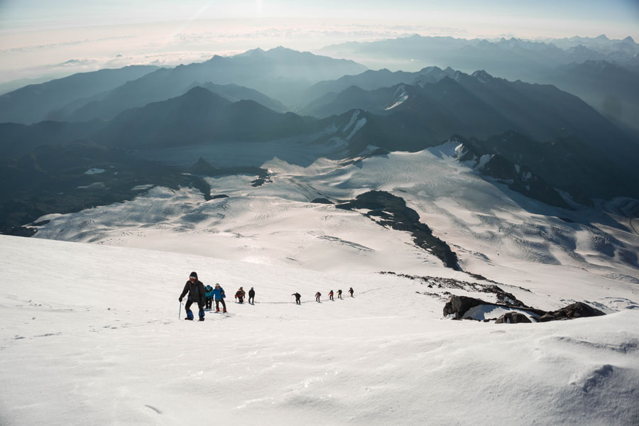 骄傲!德赢VWIN股份欧洲员工勇攀欧洲第一峰-厄尔布鲁士峰