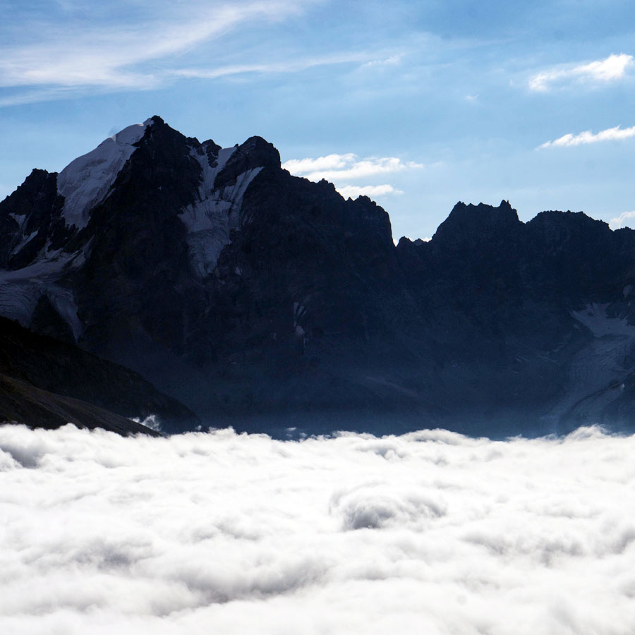 骄傲!德赢VWIN股份欧洲员工勇攀欧洲第一峰-厄尔布鲁士峰