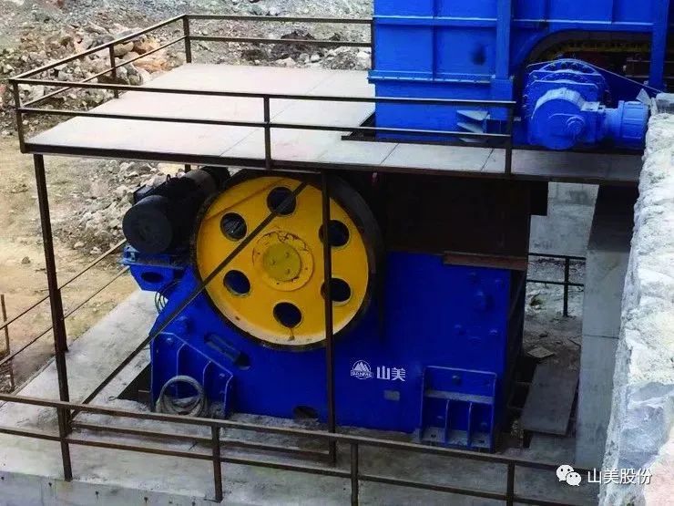 德赢VWIN1800吨/小时大型欧版颚式破碎机助力冀东水泥石灰石破碎项目