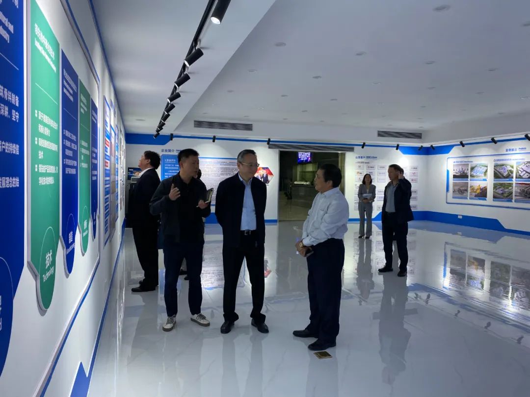 奉贤区人大常委会党组书记、主任张培荣一行莅临上海德赢VWIN股份开展“优环境、稳经济”大走访大调研