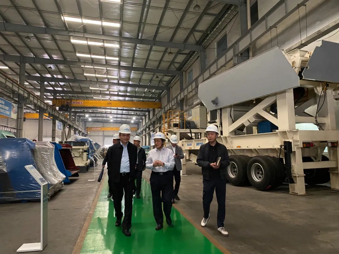 奉贤区人大常委会党组书记、主任张培荣一行莅临上海德赢VWIN股份开展“优环境、稳经济”大走访大调研