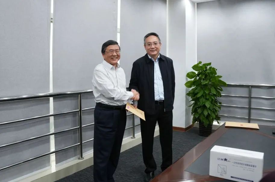 奉贤区人大常委会党组书记、主任张培荣一行莅临上海德赢VWIN股份开展“优环境、稳经济”大走访大调研