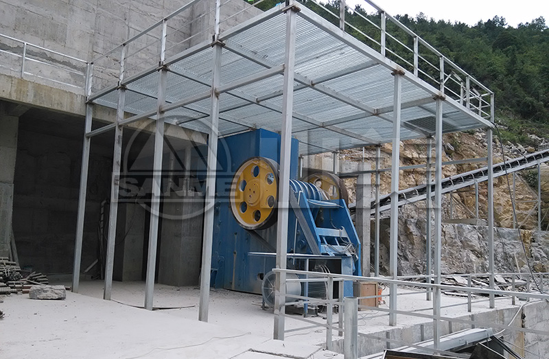 在操作过程中颚式破碎机突然停止运转该如何处理?